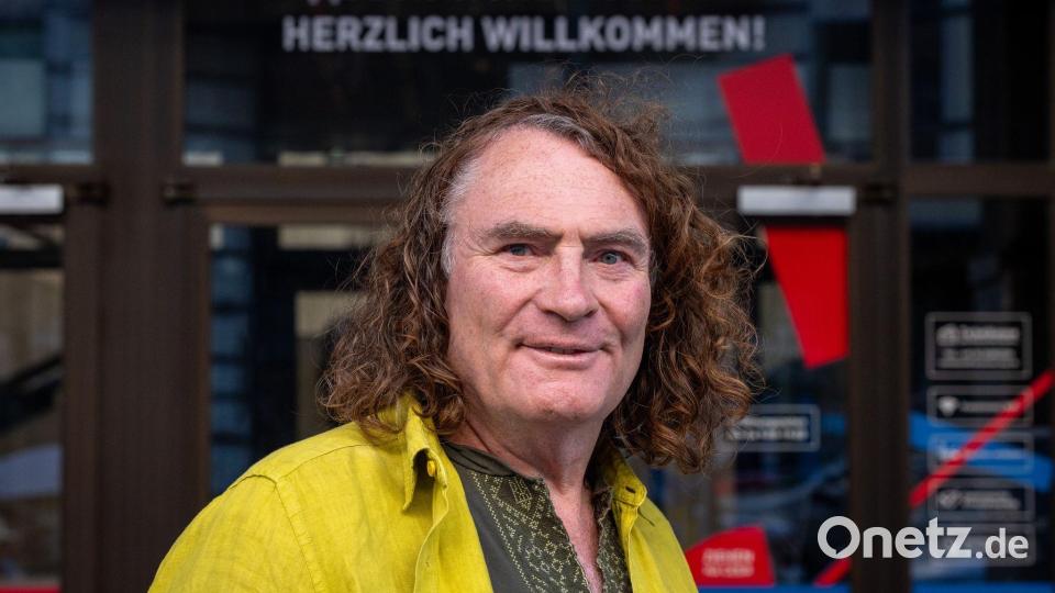 Henry Lindemeier protestiert fast jeden Tag als Ein-Mann-Mahnwache vor dem Russischen Haus. Bild: Soeren Stache/dpa