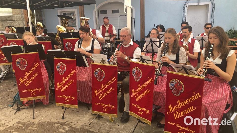 Das Mitwirken des Musikvereins Wiesau und Umgebung gehört beim Zoiglfest der Jungen Union im Innenhof beim Stefflwirt zur Tradition. Bild: Werner Robl