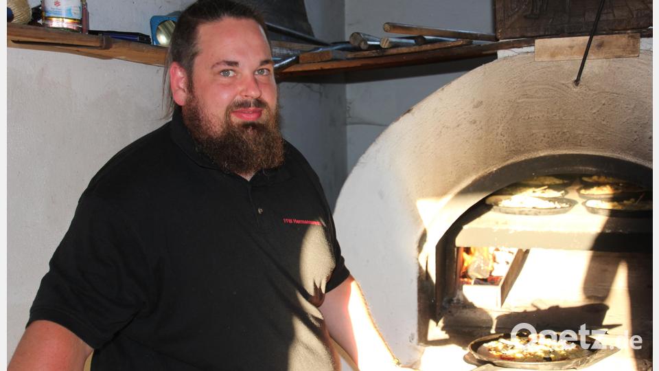 Schweißtreibend: Markus Härtl am Pizzaofen. Bild: Konrad Rosner