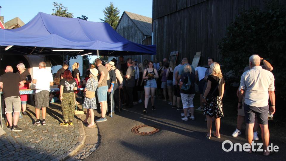 Eine lange Warteschlange bildete sich vor dem Pizzastand. Bild: Konrad Rosner