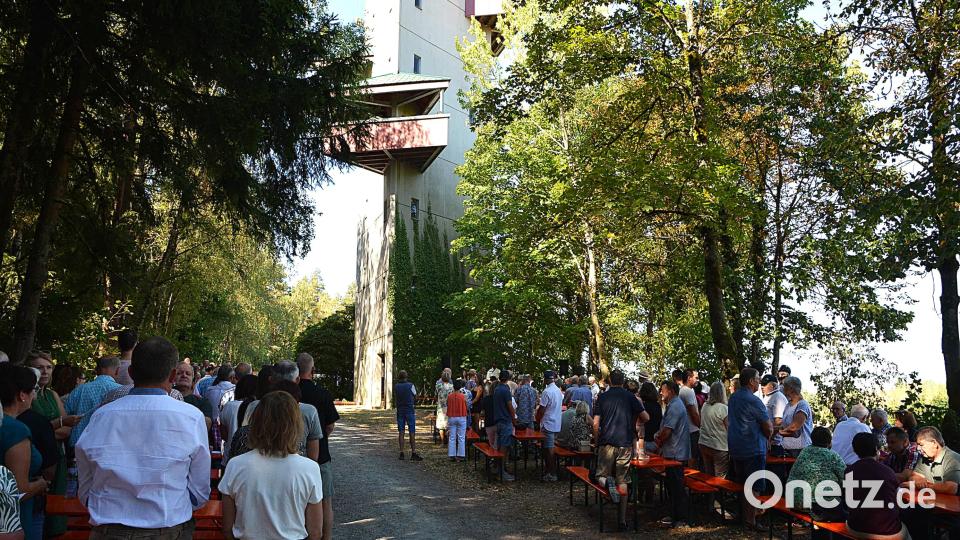 Nicht nur beim Gottesdienst, auch beim weltlichen Teil waren die Tischreihen von den Besuchern besetzt. Bild: Fritz Dietl