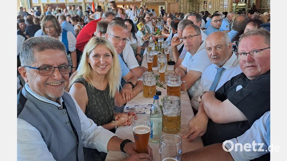 Beste Stimmung herrschte in der Festhalle. Bild: Gisela Kuhbandner
