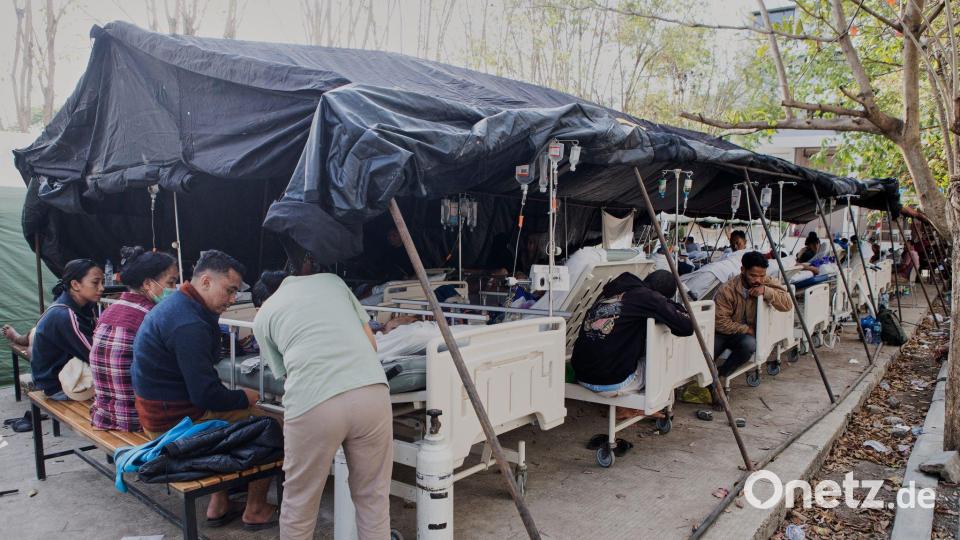 Nach dem starken Erdbeben ist die medizinische Versorgung zunächst provisorisch - hier mit einem Zelt vor einem Krankenhaus in der Provinz Ost-Nusa Tenggara. Bild: Firdia Lisnawati/AP/dpa