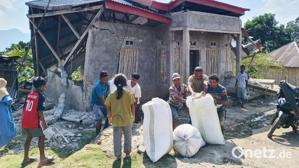 Immer wieder richten Erdbeben in Indonesien schwere Schäden an Gebäuden an und treiben deren Bewohner in die Flucht. Bild: Kurniawan/AP/dpa