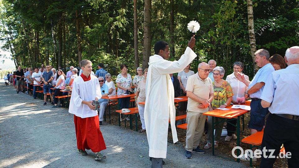 Am Ende des Gottesdienstes wurden die mitgebrachten Kräuterbuschen geweiht. Bild: Fritz Dietl
