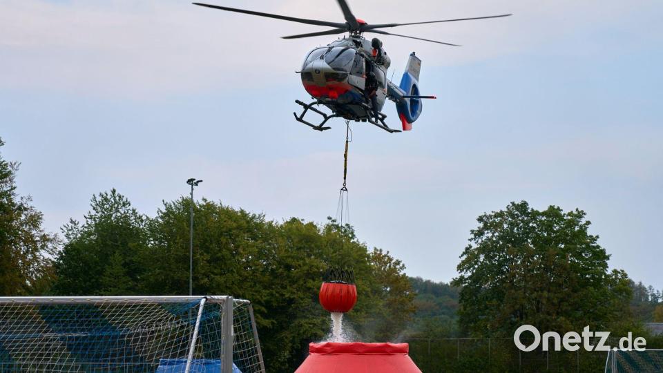 Die Einsatzkräfte am Boden werden aus der Luft unterstützt. Bild: Sascha Ditscher/dpa