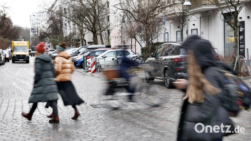 Vor 130 Jahren kam es zum weltweit ersten tödlichen Autounfall einer Fußgängerin in London. (Symbolbild) Bild: Carsten Koall/dpa