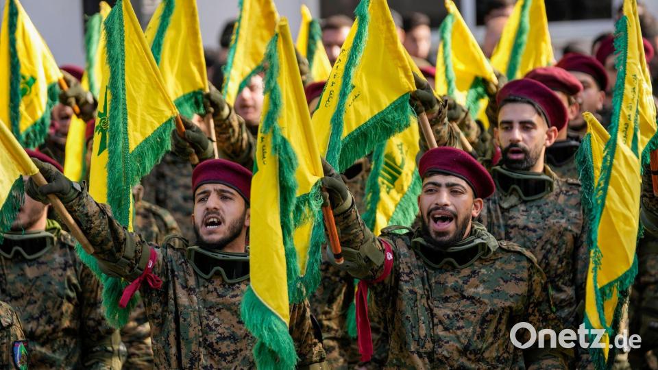 Hisbollah-Kämpfer bei einer früheren Beerdigung eines hochrangigen Hisbollah-Kommandeurs. (Archivbild) Bild: Hussein Malla/AP/dpa