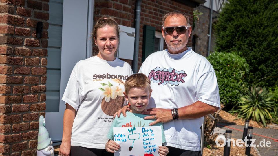 Annett und Dirk Conrad mit ihrem siebenjährigen Sohn Killien gehören zu den Einwohnern der evakuierten Ortschaft Gey. Sie sind zurückgekehrt. Bild: Christian Knieps/dpa