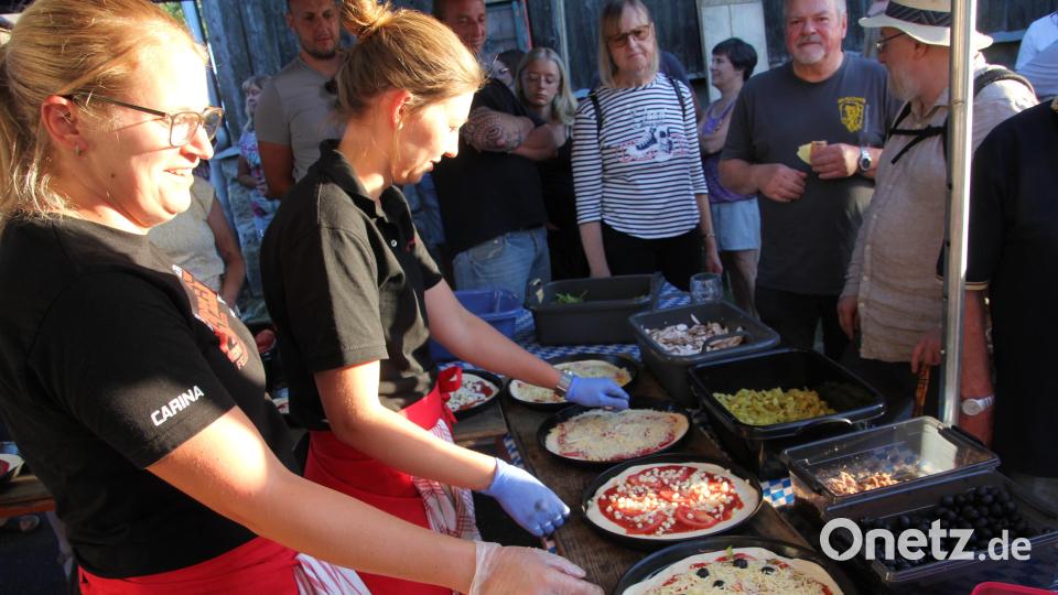 Die Pizzen werden belegt. Bild: Konrad Rosner