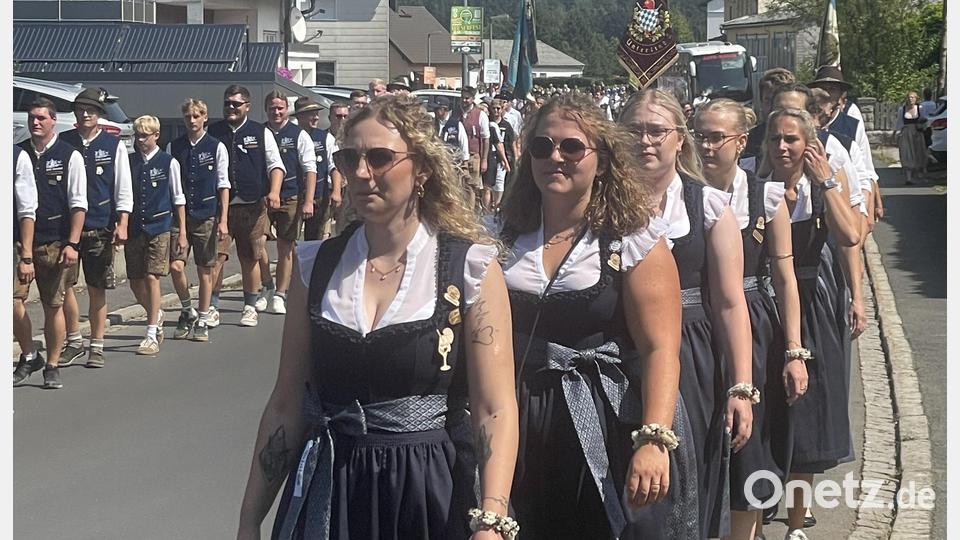 Die Festdamen beim Festzug. Bild: Gisela Kuhbandner