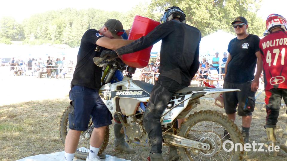 Jeder Handgriff sitzt: Tankstopp mit Schnelltankanlage. Bild: Heidi Franitza