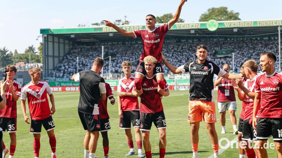 Nürnbergs Fußballer lassen sich nach dem Derbysieg feiern. Bild: Daniel Löb/dpa