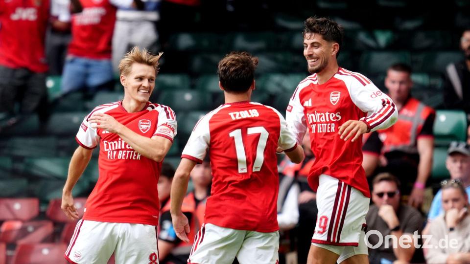 Arsenals Martin Ödegaard (l) jubelt mit Christos Tzolis (M) und Kai Havertz (r) über den Treffer zum 3:0. Bild: Adam Davy/PA Wire/dpa
