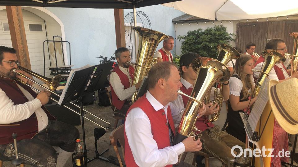 Beim Frühschoppen am Sonntag spielte der Musikverein Wiesau und Umgebung auf. Bild: Werner Robl