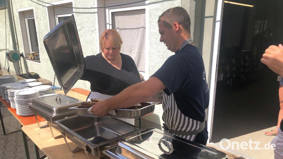 Das Mittagessen - Schweinebraten mit Klößen - wurde in der Stefflwirtküche zubereitet und im Freien angeboten. Bild: Werner Robl