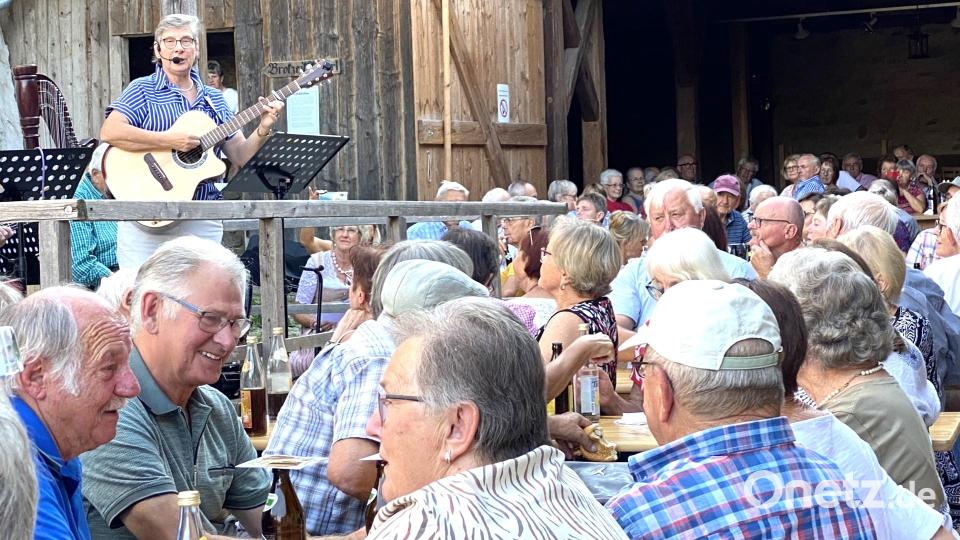 Den Gästen gefällt es im Edelmannshof. Hier sorgt Sonja von Kress für Unterhaltung. Bild: Claudia Völkl