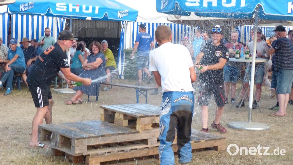 Lohn der Mühen: die Sektdusche der Siegerteams. Bild: Heidi Franitza