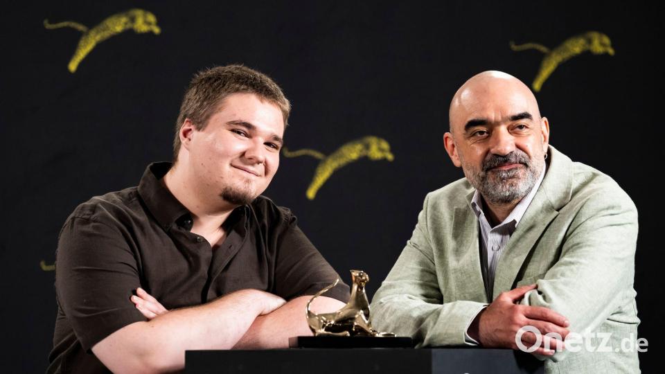 Zum Finale des 79. Internationalen Filmfestivals Locarno hat der Spielfilm „Nu e locul tau aici“ („Du gehörst nicht hierher“) von Regisseur Florin Serban (rechts) den Goldenen Leoparden gewonnen. Der rumänische Schauspieler Teodor Butanescu (l) erhielt zudem dafür eine „Special Mention“. Bild: Jean-Christophe Bott/KEYSTONE/dpa