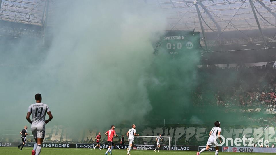 Spielfeld im Nebel: Fans von Hannover 96 zünden beim Heimspiel gegen den VfL Wolfsburg Pyrotechnik. Bild: Swen Pförtner/dpa