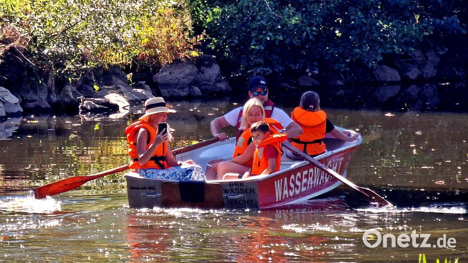 Mit einem Boot der Wasserwacht Neustadt konnten die Kinder eine Runde auf der Waldnaab drehen. Bild: Reinhard Kreuzer