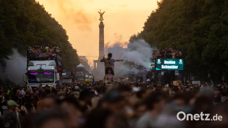 Teilnehmer tanzen bei der Demonstration "Rave The Planet Parade 2026" während die Sonne untergeht. Bild: Christophe Gateau/dpa