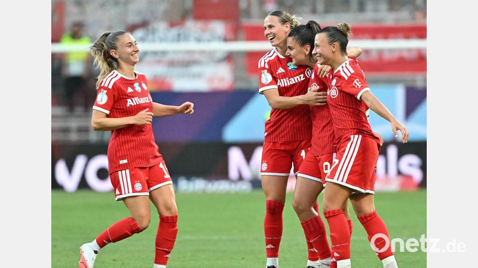 Jubel um Jovana Damnjanovic und Klara Bühl (r. und 3.v.r.) beim FC Bayern. Bild: Peter Kneffel/dpa