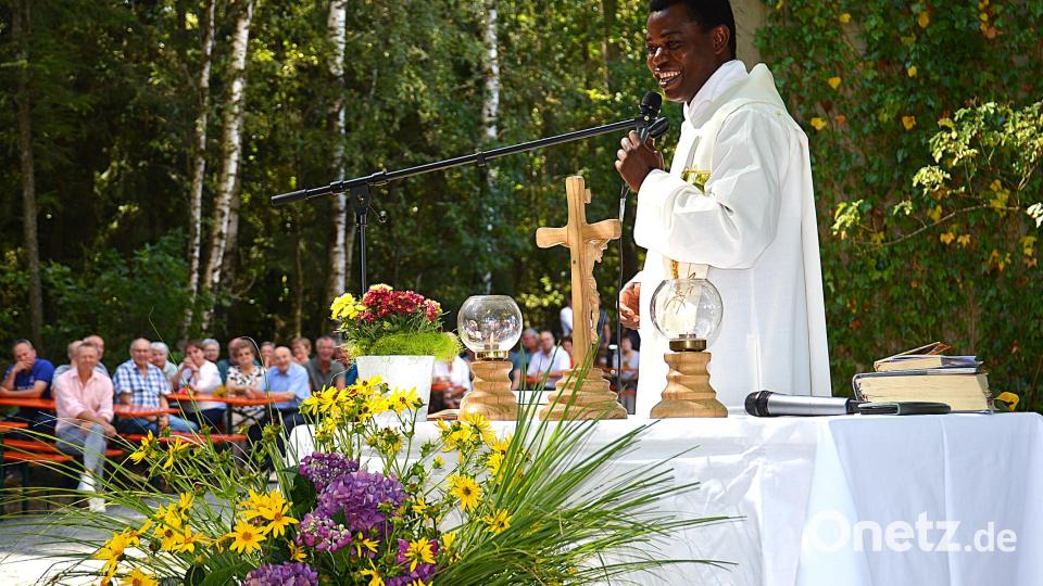 Man merkte, dass Pfarrer Ndudi die Messfeier Spaß gemacht hat. Bild: Fritz Dietl