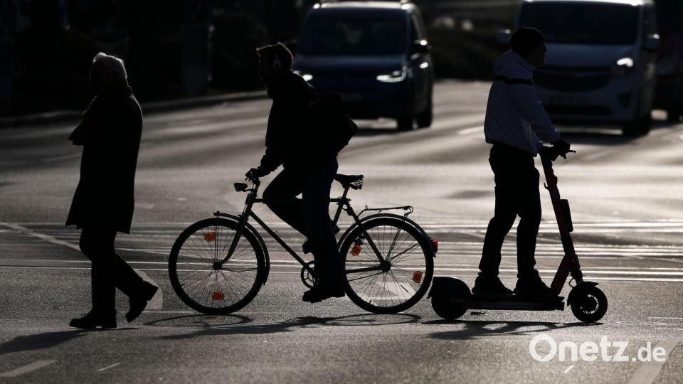 Fußgänger, Radfahrer und Rollerfahrer sind im Straßenverkehr besonders ungeschützt. (Symbolbild) Bild: Jan Woitas/dpa