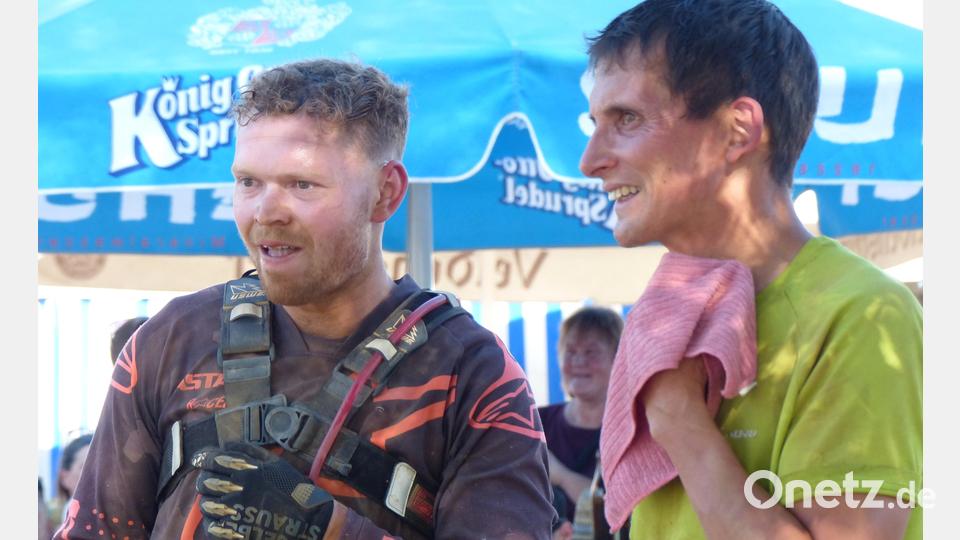 Gedankenaustausch: Veranstalter John Engelhard (rechts) spricht mit einem Fahrer über die Streckenqualität, oder so! Bild: Heidi Franitza