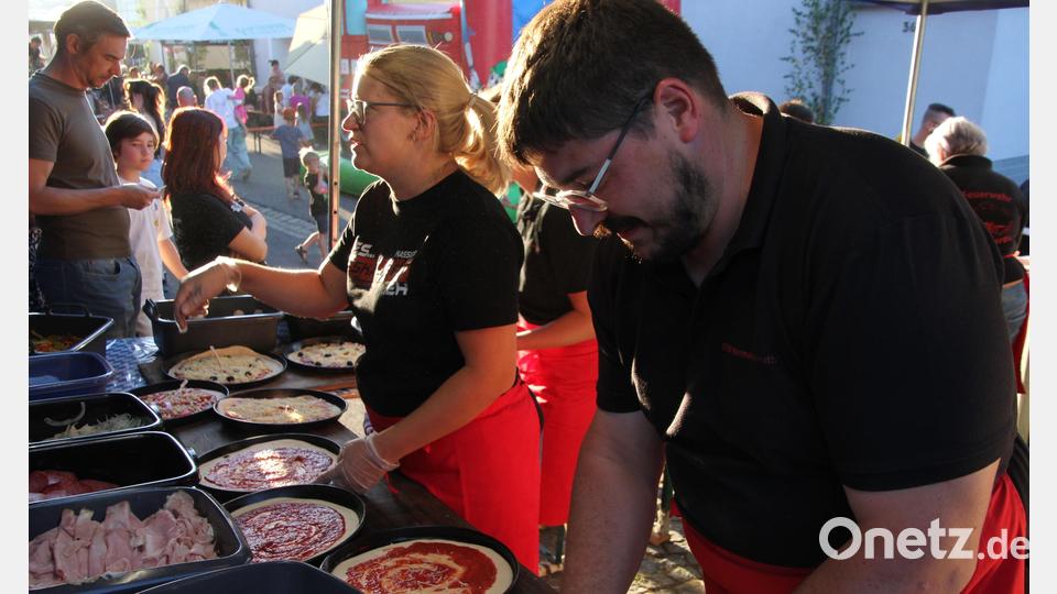 Das Pizzateam bei der Arbeit. Bei Hermannsreuther Backofenfest packen die Dorfbewohner gemeinsam an. Bild: Konrad Rosner