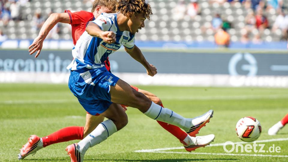 Herthas Neuzugang Oluwaseun Adewumi schließt zum 4:1-Endstand ab. Bild: Andreas Gora/dpa