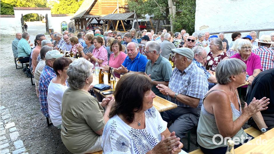 Schnell sind die schattigen Plätze gefüllt. Gut kommt Sonja von Kress mit ihren Liedern an. Bild: Claudia Völkl