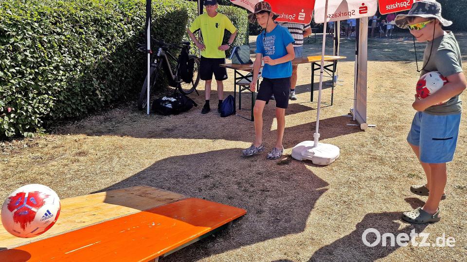 Trotz der großen Hitze herrschte beim städtischen Kinderfest auf der Freizeitanlage reger Betrieb. Die zehn Stationen boten den Kindern jede Menge Spiel, Sport und Abenteuer. Bild: Reinhard Kreuzer
