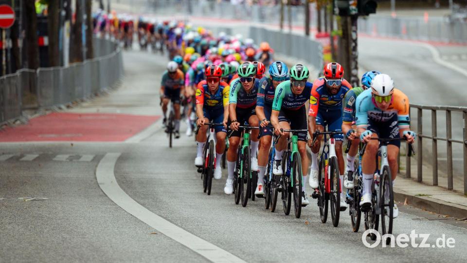 Radprofis bei den 29. Cyclassics. Bild: Gregor Fischer/dpa