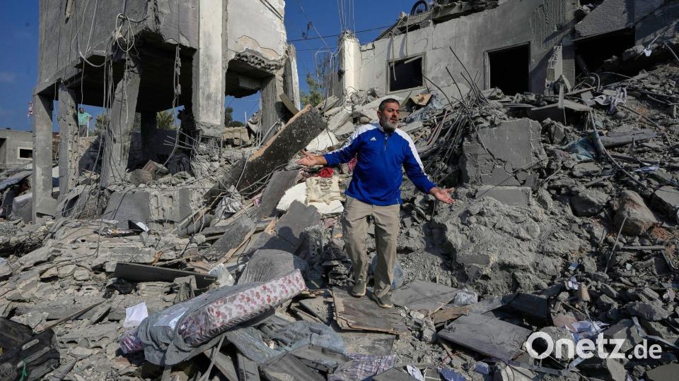 Der blutige Schlagabtausch zwischen Israel und der Hisbollah-Miliz geht weiter: Häuser in den Außenbezirken der Städte Ansar sowie Deir al-Sahrani wurden getroffen. Bild: Mohammed Zaatari/AP/dpa