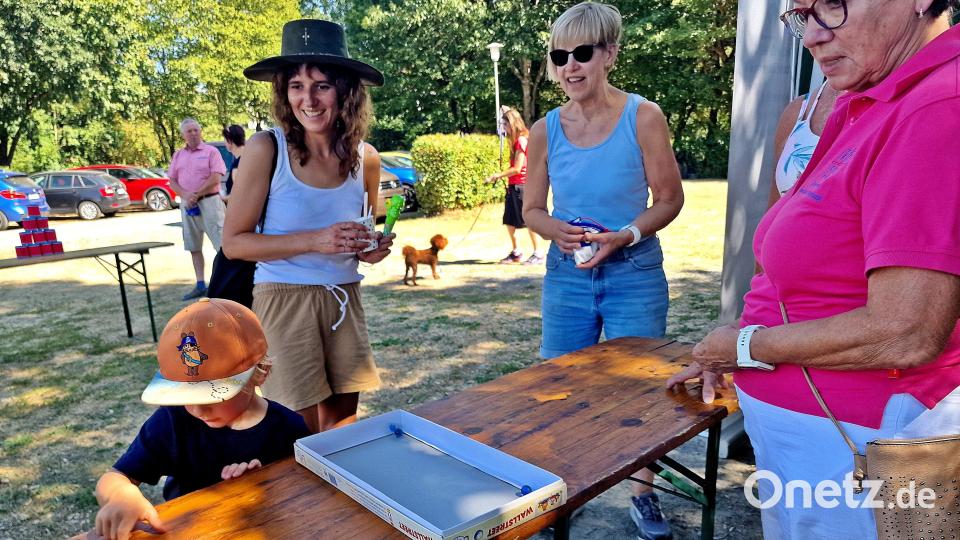 Auch ein Murmelspiel gehörte zu den Aktionen. Bild: Reinhard Kreuzer