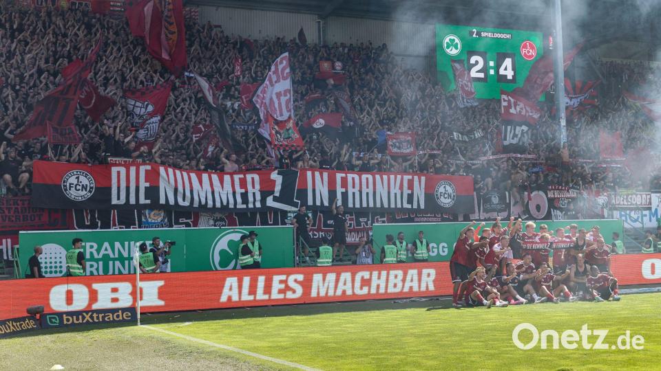 Euphorisch posieren die Spieler des 1. FC Nürnberg nach dem Derbyerfolg in Fürth vor den Fans. Bild: Daniel Löb/dpa