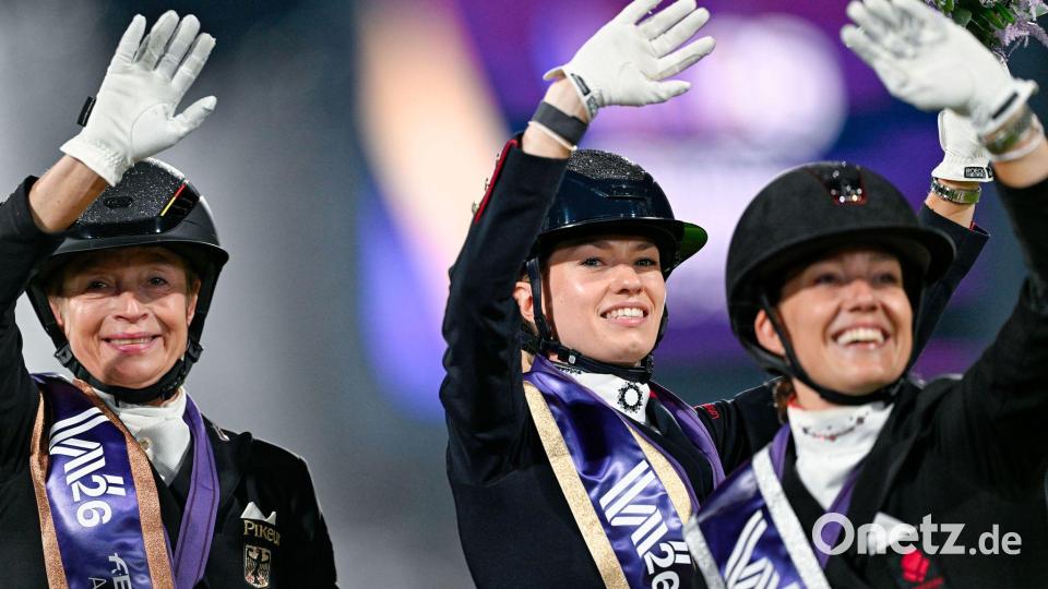 Isabell Werth feiert Bronze. Bild: Uwe Anspach/dpa