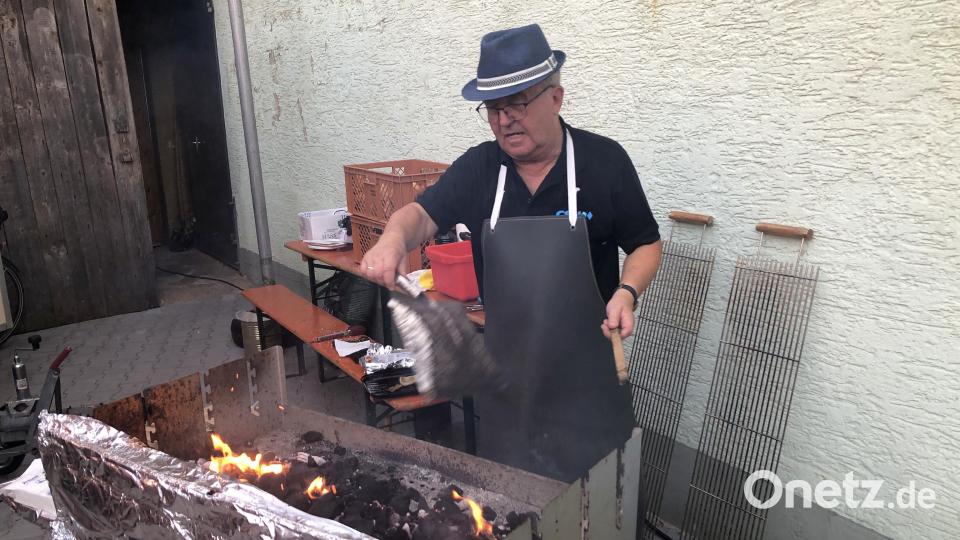 Helfer beim Zoiglfest der Jungen Union in Wiesau war der frühere Bürgermeister der Marktgemeinde, Toni Dutz. Bild: Werner Robl