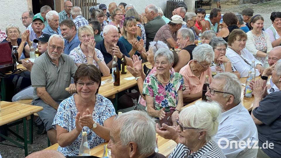 Dem Publikum gefällt, was die Musiker auf der Bühne zum Besten geben. Bild: Claudia Völkl