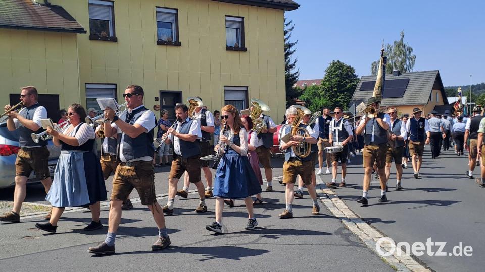 Beim gemeinsamen Kirchenzug begleiteten die Fichtelgebirgsmusikanten die Gäste. Bild: Gisela Kuhbandner