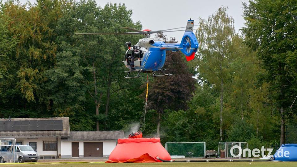 Die Einsatzkräfte am Boden werden aus der Luft unterstützt. Bild: Sascha Ditscher/dpa