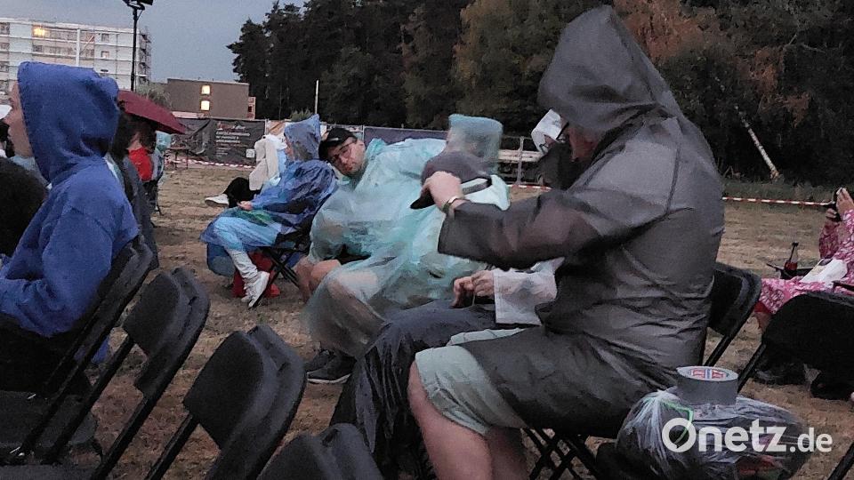 Die Kinofans waren vorbereitet. Kurz vor dem Filmstart zogen sich viele Besucher ihre mitgebrachten Regenponchos über. Bild: Helmut Kunz