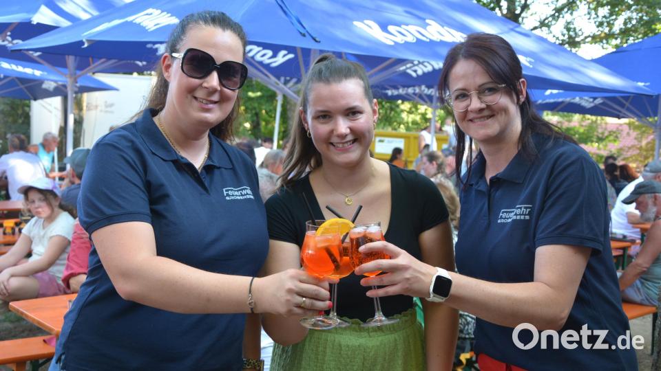 Erstmals wurde eine Aperol-Bar angeboten, charmant bedient von diesen drei Damen. Bild: Josef Rosner