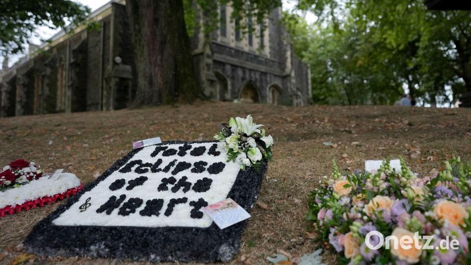Bonnie Tylers berühmtester Song als Blumenschmuck: „Total Eclipse of the Heart“. Bild: Alastair Grant/AP/dpa