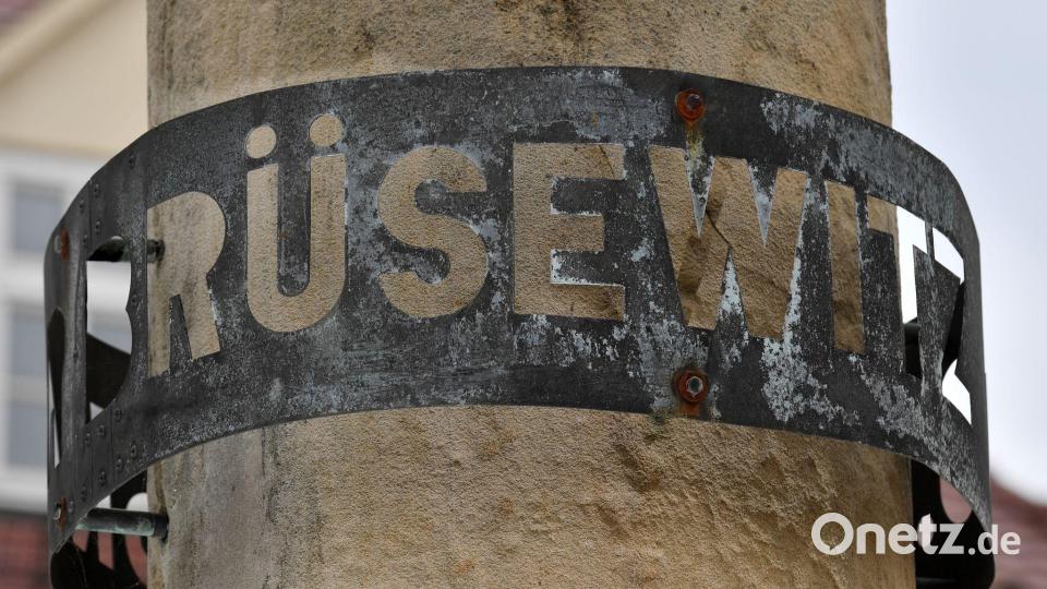 In Zeitz erinnert eine Stele an Brüsewitz. (Archivbild) Bild: Hendrik Schmidt/dpa-Zentralbild/dpa