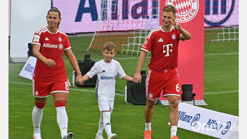 Nationalmannschaftskapitän Joshua Kimmich (r) ist froh, dass der Kader wieder komplett ist. Bild: Peter Kneffel/dpa