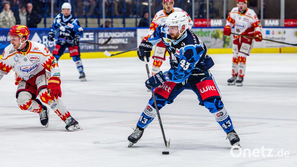Die Verteidiger Fabian Ribnitzky (Mitte) und Maximilian Kolb werden die Blue Devils Weiden verlassen Bild: Elke Englmaier