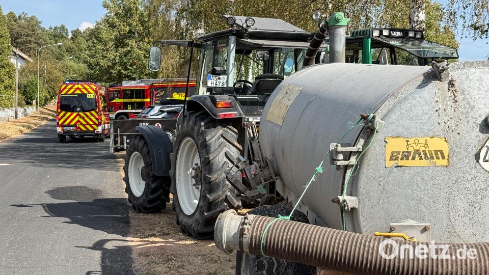 Auch Landwirte halfen wieder kräftig mit, das Feuer zu löschen. Bild: Petra Hartl